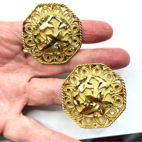 AVON Barrera Gold Tone Leaves Clip-on Earrings Jose Maria Barrera For AVON 1989 - Picture 2 of 10